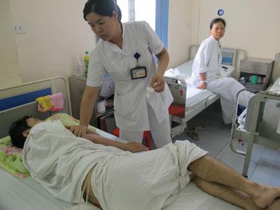 Hai bệnh nhân do dùng thuốc nam điều trị trĩ được cấp cứu tại BV Việt Đức