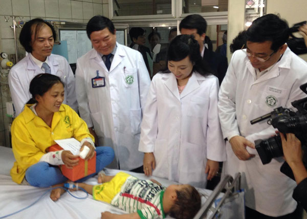 Bộ trưởng Bộ Y tế Nguyễn Thị Kim Tiến trong một lần đến thăm bệnh nhi nặng bình phục tại khoa Nhi (BV Bạch Mai). Ảnh: H.Hải