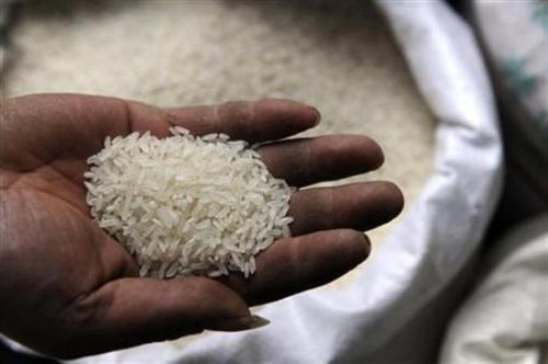 Kiểm tra gạo tại thành phố Hợp Phì, tỉnh An Huy (Trung Quốc) - Ảnh: Reuters