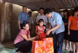 Thứ trưởng Bộ Y tế Nguyễn Thanh Long thăm và tặng quà cho thiếu nhi nhiễm HIV/AIDS